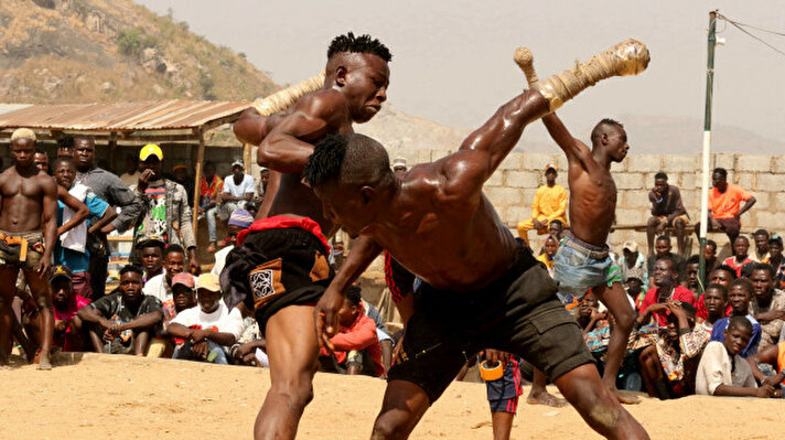 <p><span style="background-color: rgba(0, 0, 0, 0.05); color: rgb(15, 15, 15);">Au Nigeria, le dambe est un sport traditionnel proche de la boxe. Le but est de mettre son rival KO @AGENCE ANADOLU</span></p>