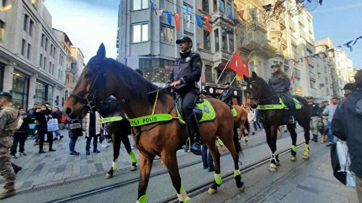 <p>La police montée patrouillant à Taksim avant le Nouvel An 2023 a attiré une grande attention des touristes et des citoyens. @ IHA</p>