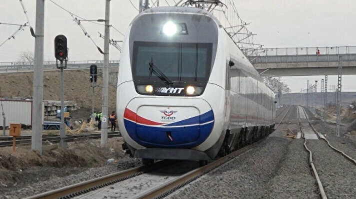 <p>"İncelemede bulunduğumuz T15 tünelimiz, Ankara-Kırıkkale-Yozgat-Sivas YHT hattının önemli bir bölümünü teşkil ediyor. Hızlı tren hattımız, saatte 250 kilometre hıza uygun hat özelliğine sahip olacak. Tamamlandığında Ankara-Sivas arasındaki mesafeyi 603 kilometreden 405 kilometreye düşürecek. Ankara-Sivas arası 12 saat olan seyahat süresi ise 2 saate, Ankara-Yozgat arası ise 1 saate inecek. Ankara-Sivas hattımız aynı zamanda Edirne'den Kars'a uzanan doğu-batı hızlı demir yolu koridorunun önemli bir parçası da olacak. Yapım çalışmalarında sona yaklaştığımız Ankara-Sivas YHT hattı projesiyle Kırıkkale, Yozgat ve Sivas illerimizi de yüksek hızlı tren konforuyla tanıştıracağız. Kırıkkale, Yozgat ve Sivas illerimizde yaşayan yaklaşık 1,4 milyon vatandaşımız da yüksek hızlı trenle seyahat etme imkanına kavuşacak."</p>
