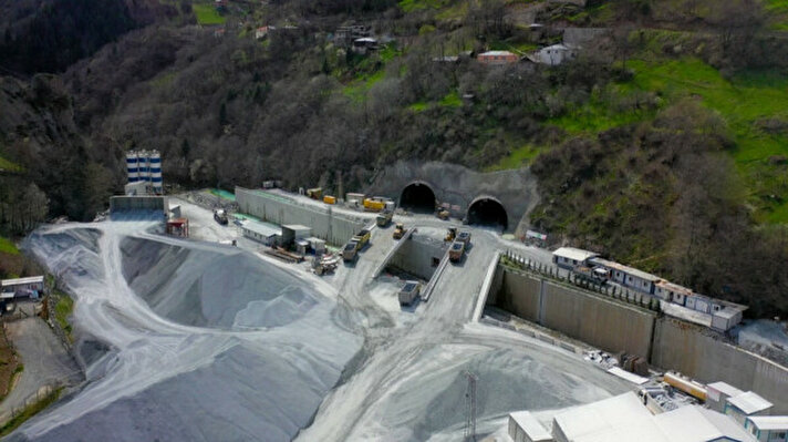 <p>Trabzon- Gümüşhane kara yolu üzerine yapılan, 17 Mart 2017'de temeli atılan Zigana Tüneli'nde delme çalışmaları tamamlandı.</p>