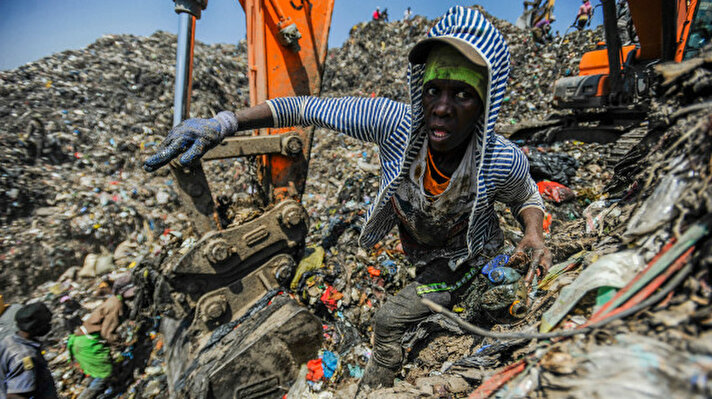 Kenya'nın başkenti Nairobi'de yer alan ve 30 dönümlük bir alanı kaplayan Dandora çöp toplama alanı, binlerce kişi için risk oluşturmasına rağmen birçok Kenyalının geçim kaynağı. Korogocho, Baba Ndogo ve Dandora bölgesindeki birçok Kenyalı, buraya gelerek her gün atılan binlerce tonluk atıkları ayıklayarak satabilecekleri eşyaları topluyor.