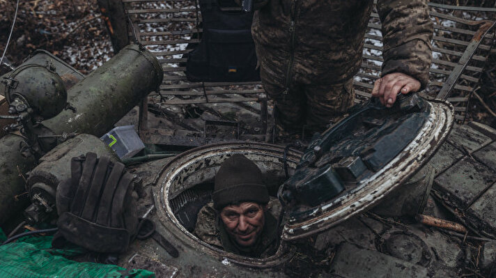 Rusya'nın Ukrayna'ya karşı açtığı savaş devam ediyor. Sıcak çatışmaların sürdüğü Donbas cephe hattında konuşlanan Ukraynalı askerler hareketliliğini sürdürdü. Bölgedeki Ukrayna ordusu mensubu askerler tanklarına ve zırhlı araçlarına bakım yaptı.