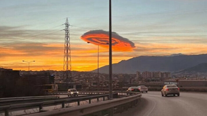 <p>Bursa semalarında sabah saatlerinde mercek bulutu görüldü. Orografik bir olayın sonucu olan ve UFO'ya benzeyen bulutun, fön rüzgarlarının bulunduğu her türlü coğrafi alanda görülme ihtimali yüksek.</p><p><br></p>