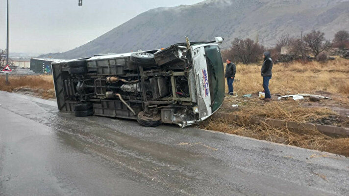 <p>Kayseri'de işçi servis midibüsü devrildi: 3'ü ağır, 25 yaralı</p>