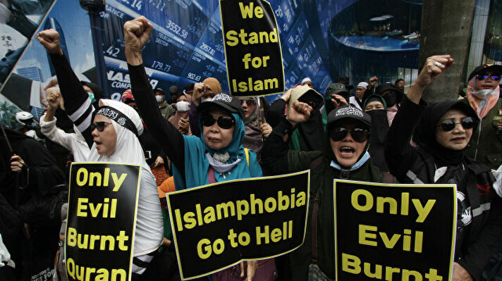 Endonezya'nın başkenti Cakarta'daki İsveç Büyükelçiliği önünde toplanan Müslümanlar, İsveç'te, aşırı sağcı politikacı Rasmus Paludan'ın Türkiye'nin Stockholm Büyükelçiliği önünde Kur'an-ı Kerim yakmasını protesto etti.