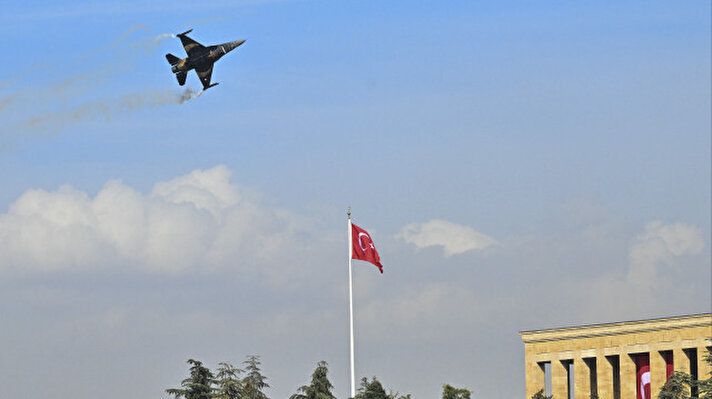 <p>قدم فريق "صولو تورك" للاستعراض الجوي، الأحد، عرضا لافتا للأنظار في سماء أنقرة، بمناسبة الذكرى المئوية لتأسيس الجمهورية التركية.</p><p><br></p><p><br></p>