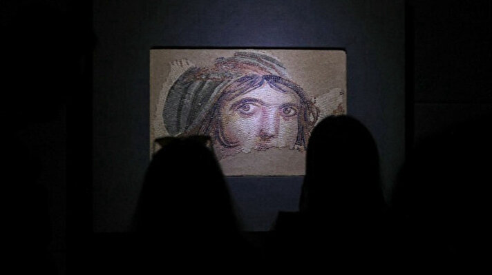 <p>Vue de la mosaïque "La fille gitane" au musée de la mosaïque de Zeugma à Gaziantep, province du sud-est de la Türkiye. Crédit Photo: AA</p>