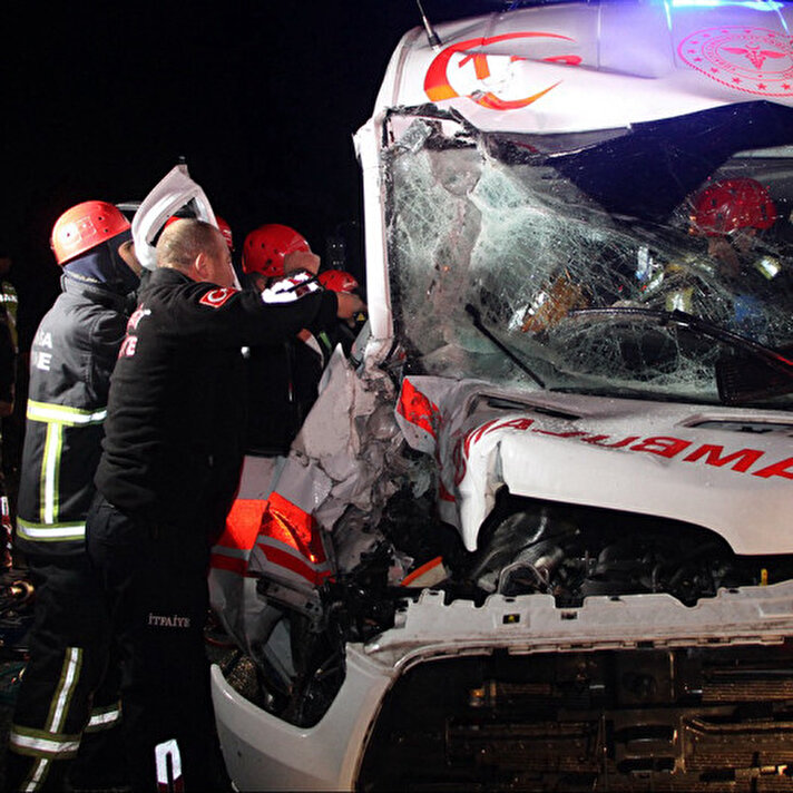 Son dakika Manisa haberleri: Kamyonla çarpışan ambulanstaki hasta kurtarılamadı dört kişi yaralı | Manisa Haberleri