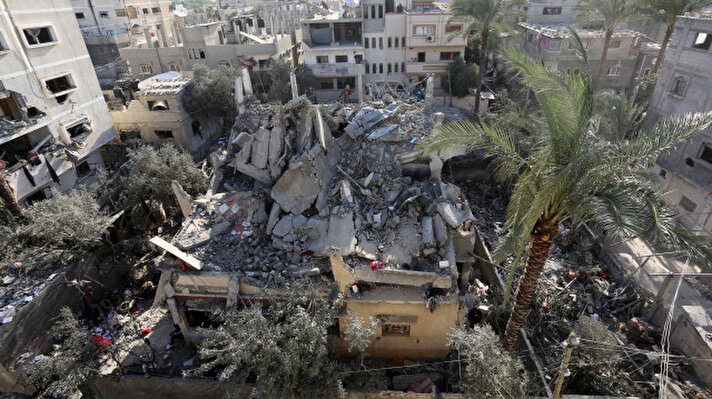 <p>Vue de la maison de la famille palestinienne Assfah, lourdement endommagée lors d'une attaque israélienne à Deir al Balah, Gaza, le 24 décembre 2023. Les alentours de la maison ont également été endommagés lors des attaques.</p>
