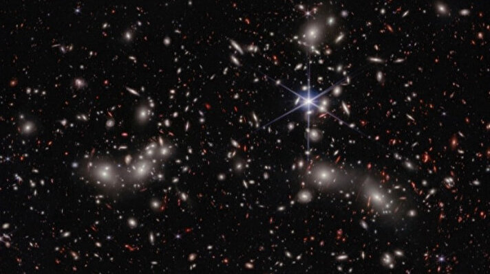 <p>Гигантская галактика Скопление Пандоры представляет собой объединение четырех звездных скоплений. Удалена от Земли на расстояние 3,5 миллиарда световых лет и имеет ошеломляющий диаметр 350 миллионов световых лет.</p>