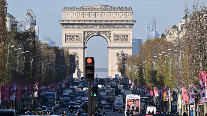 <p>Une journée ordinaire sur l’Avenue des Champs-Élysées à Paris, en France, le 8 décembre 2023.</p>