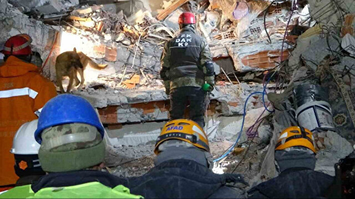 <p>Malatya kent merkezi Hayat Sitesi’nde depremden dolayı çöken binalarda arama-kurtarma çalışmaları devam ediyor.</p>
