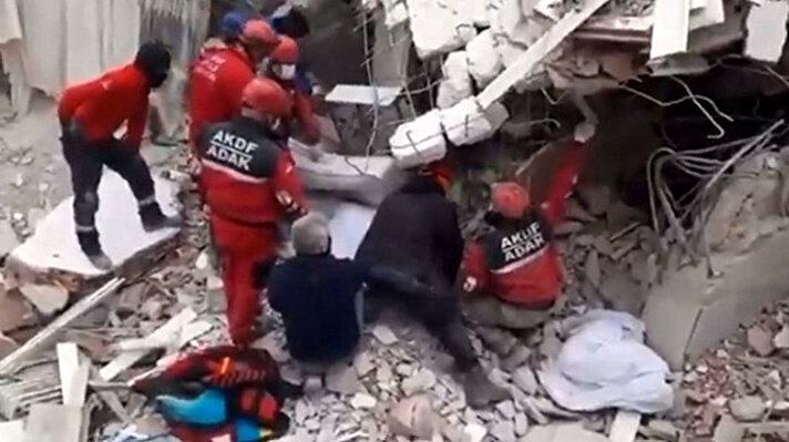 <p>Hatay'da bina çöktü, 2 kurtarma görevlisi enkazda kaldı</p>