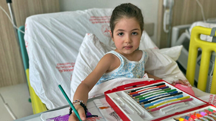 <p>"Asrın felaketi" olarak nitelenen Kahramanmaraş merkezli 10 ili etkileyen depremlerde Hatay'da yıkılan bir apartmanın enkazından 72 saat sonra annesiyle kurtarılan 5 yaşındaki Hazal Güner'in tedavisi Mersin'de sürüyor.</p>