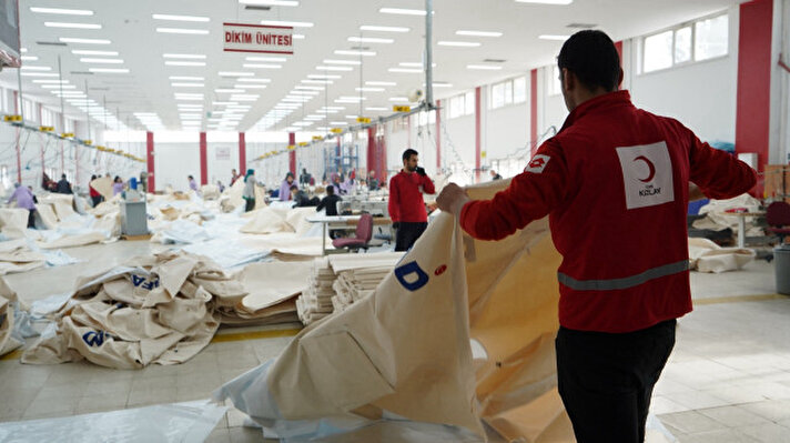 <p>Kızılay, Ankara ve Erzincan’da bulunan çadır üretim fabrikalarında deprem bölgesine çadır üretmeye devam ediyor.&nbsp;Yaklaşık 550 işçinin çalıştığı fabrikada günde 500’e yakın çadır üretilerek AFAD’a gönderiliyor.&nbsp;</p>