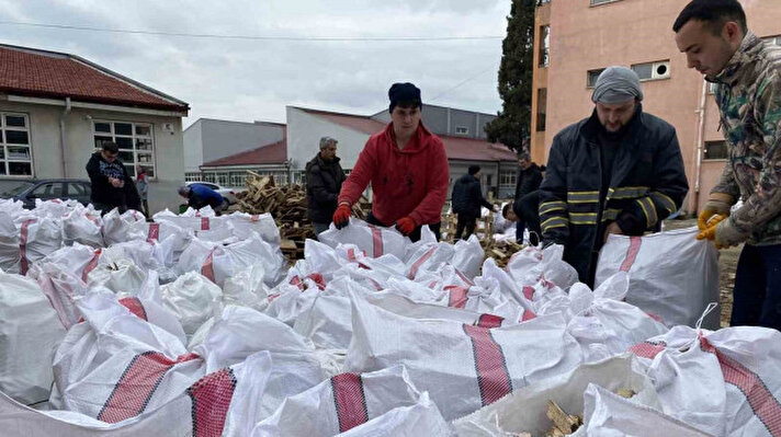 KAHRAMANMARAŞ MERKEZLİ DEPREMLERİN ARDINDAN BÖLGEDEKİ VATANDAŞLAR İÇİN BARTIN'DA GÖNÜLLÜ SEFERBERLİK BAŞLADI. DEPREMZEDELERİN ISINMA İHTİYACINI KARŞILAMAK İÇİN BARTIN'DAN BÖLGEYE GÖNDERİLECEK ODUNLAR GÖNÜLLÜLER TARAFINDAN TEK TEK ÇUVALLANIP TIRLARA YÜKLENDİ.