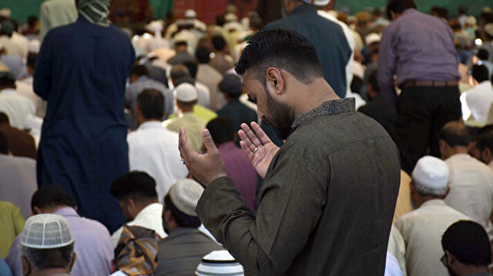 Pakistan'ın Karaçi kentindeki Jama-e-Masjid Memon'da kılınan cuma namazının ardından depremzedeler için dua edildi.