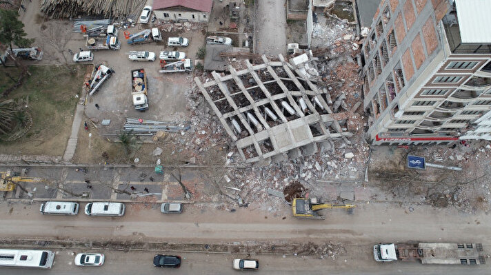 "Asrın felaketi" olarak nitelenen Kahramanmaraş merkezli depremlerde Adıyaman'da çok sayıda bina yıkıldı veya hasar gördü. Kentte merkezinde enkaz kaldırma ve hasar tespit çalışmaları devam etti.