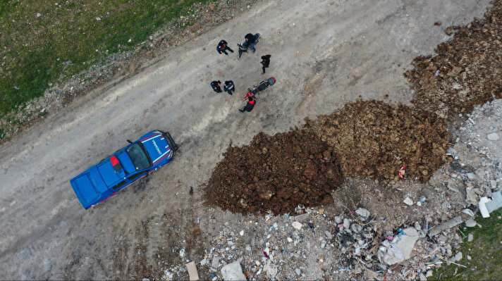 "Asrın felaketi" olarak nitelendirilen Kahramanmaraş merkezli depremlerde  büyük hasarın olduğu Adıyaman'da yıkılan binaların enkazı, jandarma nezaretinde ve "çevre hassasiyeti" gözetilerek 2 ayrı noktada ayrıştırılmak üzere biriktiriliyor.