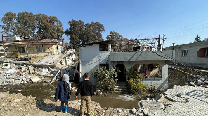 Hatay'ın Antakya ilçesinde, Kahramanmaraş merkezli depremler nedeniyle etrafında çöküntü oluşan bazı müstakil evler görüntülendi.