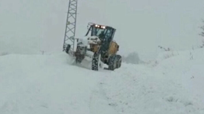 <p>Keskin virajlara sahip 2 bin rakımlı Cankurtaran bölgesindeki yoğun kar yağışı nedeniyle Erzincan sınırında bulunan Mutu Köprüsü ile Pülümür ilçesi arasında kalan yol, yoğun kar yağışı nedeniyle zincirsiz TIR’ların geçişine bir süre kapatıldı.</p>
