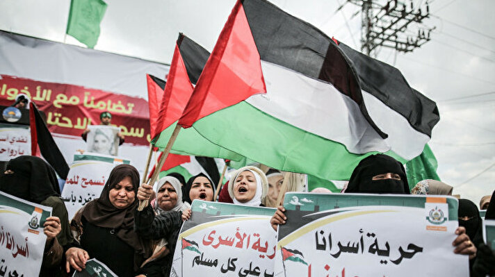 Gazze'de Beyt Hanun sınır kapısı önünde toplanan bir grup kadın, İsrail hapishanelerinde tutuklu bulunan Filistinli kadın mahkumlara destek gösterisi düzenledi.