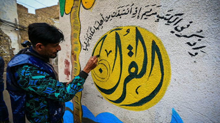 <p>À Bagdad en Irak, des jeunes artistes&nbsp;réagissent par l'art aux attaques contre le Saint Coran. Crédit photo: AGENCE ANADOLU</p>