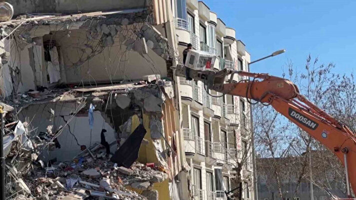 <p>Adıyaman’da, acil yıkılması gereken binaların yıkımı devam ediyor.</p>
