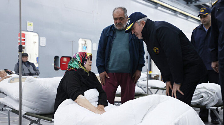 <p>Milli Savunma Bakanı Hulusi Akar, beraberinde Genelkurmay Başkanı Orgeneral Yaşar Güler ile İskenderun'da bulunan Rol-2 seviyesinde hastane olarak sağlık hizmeti vermeye başlayan Deniz Kuvvetleri Komutanlığının en büyük çıkarma gemisi TCG Bayraktar'ı ziyaret etti.</p>