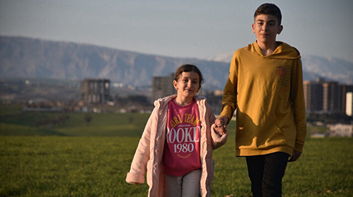 <p>Adıyaman'da yıkılan evlerinin enkazından depremden 87 saat sonra kurtarılan 14 yaşındaki Abdülkadir ve 9 yaşındaki Elif Sare Zencirkıran kardeşler, kurtarılana kadar geçen sürede birbirine sarılıp hayali "limonata ikram etme oyunu" oynadığını anlattı.</p>