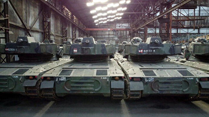 <p>Belçika ordusu, yaklaşık 10 yıl önce paletli ağır tankları artık kullanmama kararı aldı ve kara unsurlarındaki Leopard 1 tanklarını "operasyonel olmadıkları" gerekçesiyle emekliye ayırdı. Bunun üzerine tanklar şu anda adı OIP Land Systems olan Belçikalı savunma sanayi alanında faaliyet gösteren şirkete geçti.</p><p><br></p><p><br></p>
