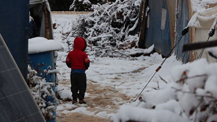 <p>İHH İnsani Yardım Vakfı, Suriye'nin kuzeyindeki kamplarda yoğun kar ve yağmur yağışından etkilenen siviller için "acil yardım" çağrısında bulundu.</p>