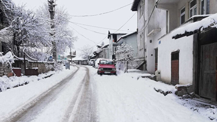 <p>Marmara'nın güneyinde özellikle Bursa ve çevresinde beklenen kar yağışı, dün akşam saatlerinde etkisini gösterdi.&nbsp;</p>