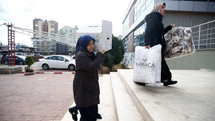 Antalya'da valiliğin koordinesinde gerçekleştirilen yardım kampanyası kapsamında çok sayıda kişi koordinasyon merkezlerine battaniye, gıda ve kışlık kıyafetler getirdi.