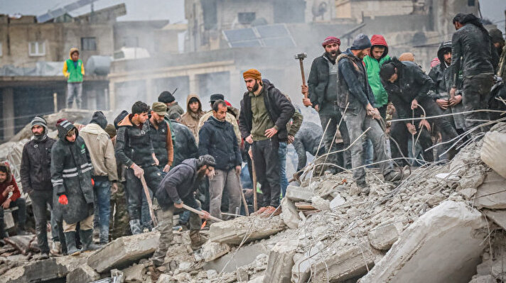 Merkez üssü Kahramanmaraş'ın Pazarcık ilçesi olan 7,7 büyüklüğündeki deprem Suriye'nin kuzeybatısını da etkiledi. Depremden etkilenen Suriye'nin İdlib iline bağlı Haram beldesindeki bir çok bina hasar gördü. Kurtarma ekipleri ve Bölge sakinleri, yıkılan bir binanın enkazında arama kurtarma çalışması başlattı.