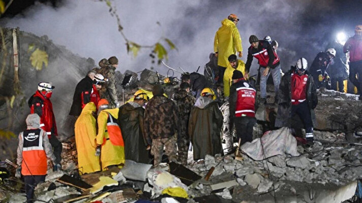 <p>Kahramanmaraş’ta meydana gelen ve 10 şehri etkileyen depremde enkaz altında kalanlar sosyal medya üzerinden yardım istedi. Sosyal medya kullanıcıları, göçük altında kalanların verdikleri adresleri yetkililere ulaştırabilmek için çok sayıda mesaj attı.</p><p><br></p><p><br></p>