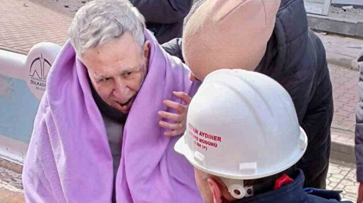 <p>Kahramanmaraş merkezli 10 ili etkileyen 7,7 ve 7,6 büyüklüklerindeki depremlerin ardından hızlı bir şekilde Kahramanmaraş’a giden Merzifon Belediyesi itfaiye ekipleri, Trabzon Caddesi’nde çöken apartmanın enkazından yaşlı bir adamı sağ çıkardı.</p>