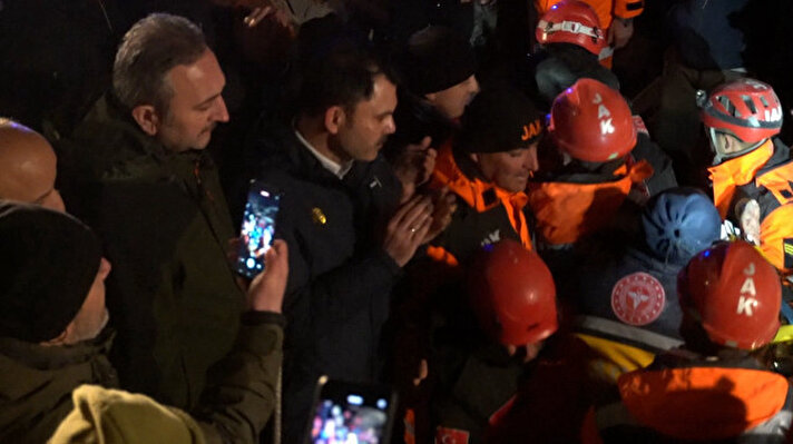 <p>Isı battaniyesine sarılan depremzede, ambulansla Gaziantep Üniversitesi Hastanesi'ne sevk edildi.</p><p><br></p><p><br></p>