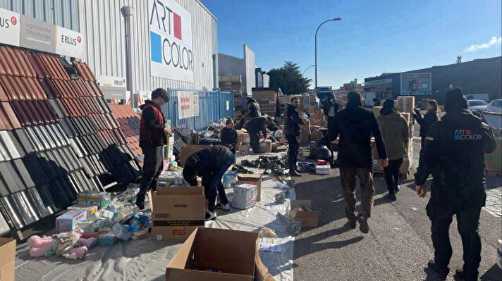 <p>Les entreprises franco-turques ont mis à disposition leurs entrepôt pour collecter, conditionner et expédier les colis vers les zones sinistrées. Crédit photo : Nouvelle Aube - Yeni Safak</p>