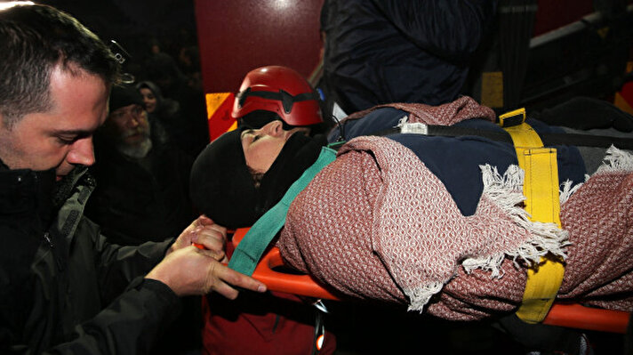 Kahramanmaraş'ta depremden 73 saat sonra biri çocuk 3 kişilik aile, enkazdan sağ çıkarıldı.