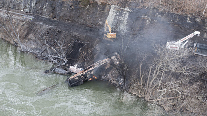 حدوث تسرب نفطي إلى نهر قريب من موقع خروج قطار شحن عن مساره بولاية فرجينيا الغربية جنوب الولايات المتحدة الأمريكية. وتسبب الحادث بإصابة طاقم القطار البالغ عددهم 3 أشخاص.