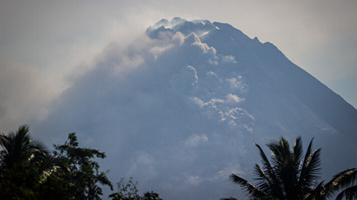 <p>Endonezya'nın en aktif yanardağı Merapi'nin faaliyete geçmesinin ardından dağın yamaçlarındaki turizm ve madencilik faaliyetleri durduruldu.</p>