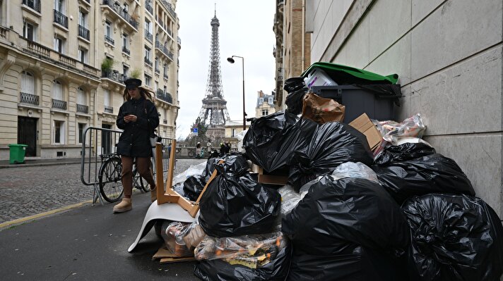 <p>Fransa'da Paris Belediyesi, temizlik işçilerinin hükümetin emeklilik reformunu protesto etmek için başlattığı iş bırakma eylemlerini, oluşan "çöp yığınlarına" rağmen destekleyecek.</p>