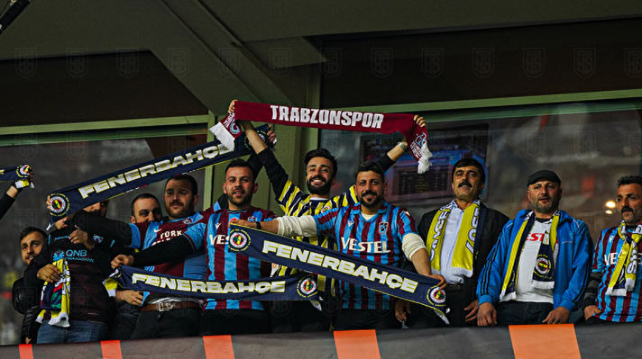 <p>Trabzonspor taraftarı Fenerbahçe'ye destek olmak için Saraçoğlu Stadyumuna geldi.</p>