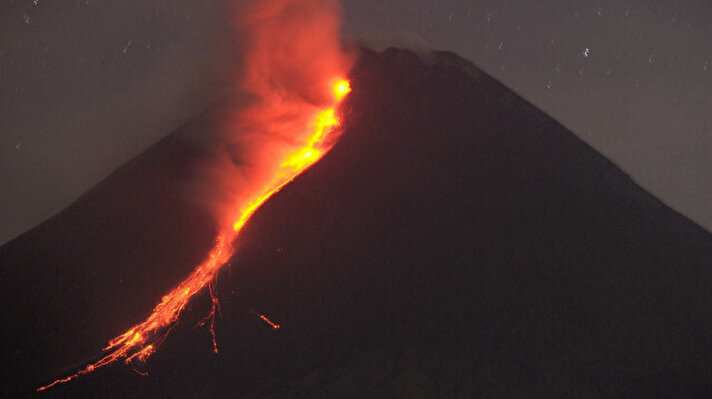<p>Endonezya'nın Cava Adası'ndaki Merapi Yanardağı'nda, volkanik hareketlilik yaşandığı bildirildi.</p>