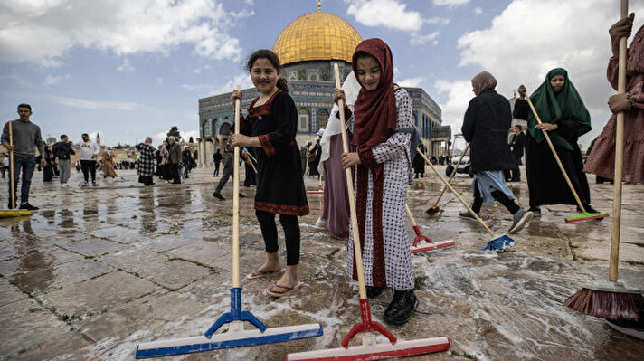 Kudüs'te yüzlerce kişi, ramazan ayı hazırlıkları kapsamında Müslümanların ilk kıblesi Mescid-i Aksa'nın içinde ve avlusunda temizlik yaptı.