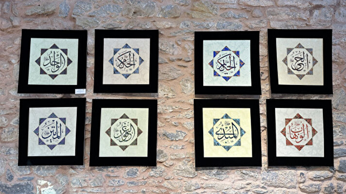 <p>افتتح معهد صابانجي للنضج في مدينة إسطنبول معرضا يتضمن العديد من اللوحات الفنية اليدوية لأسماء الله الحسنى.</p><p><br></p><p><br></p>