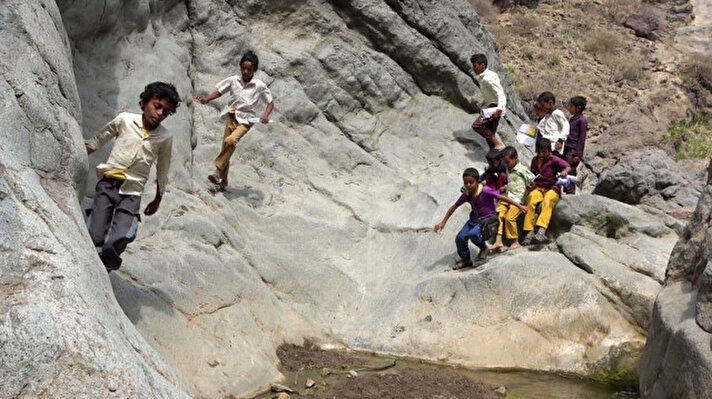 <p>يكابد هؤلاء الصغار حر الشمس وبرد الشتاء ووعورة الجبال التي يصعدون إليها يوميا قاطعين المسافات من قريتهم النائية الواقعة ببلدة الصبيحة في لحج جنوب اليمن بحثا عن التعليم. </p>