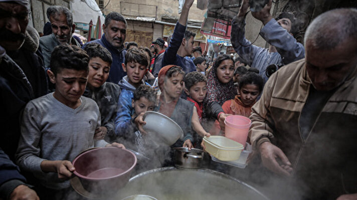 <p>للموسم العاشر خلال شهر رمضان، يعدّ الفلسطيني وليد الحطاب أطباق "الفريكة" ويوزعها على الفقراء في حيّ الشجاعية ومناطق أخرى في قطاع غزة. </p>
