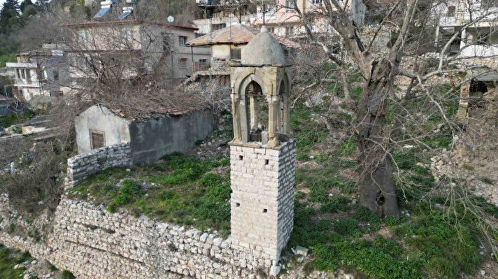 <p>Asrın felaketinin vurduğu Hatay’ın Belen ilçesindeki tarihi yapılarda da hasar oluştu. Asırlık caminin minaresinde çatlak oluşurken, kullanılmayan kilisenin çan kulesi yan yattı.</p><p><br></p>